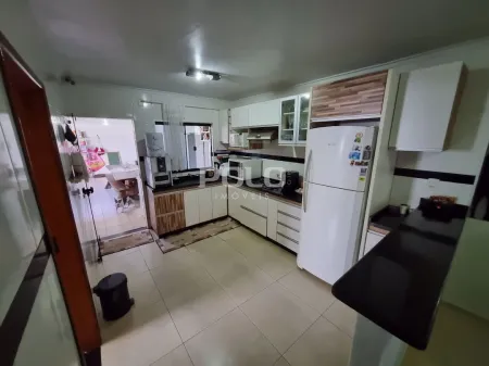 Casa com 3 Quartos à Venda, 180 M² por R$ 500.000 - Jardim Novo Petrópolis